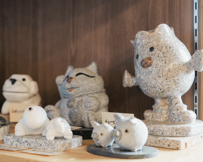 石材で作られたキャラクターの写真